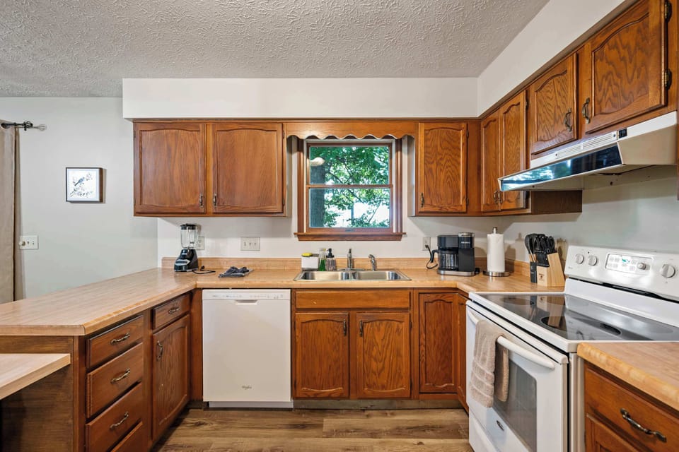 House, Multiple Beds, Hot Tub, Garden View (The Family Nook) | Private kitchen | Fridge, microwave, oven, stovetop