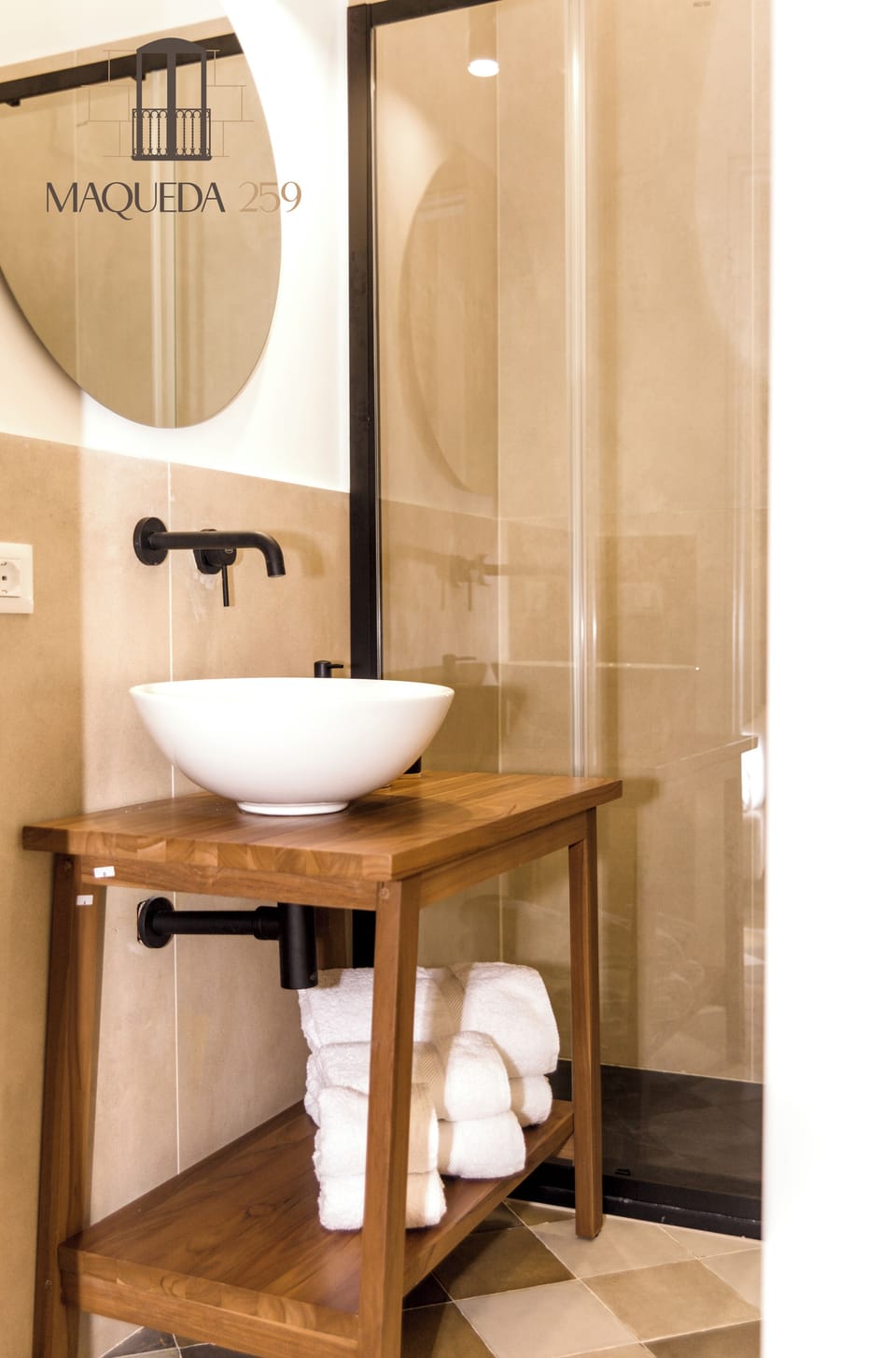 Superior Room, 1 King Bed, Balcony, City View | Bathroom | Shower, hair dryer, towels, soap