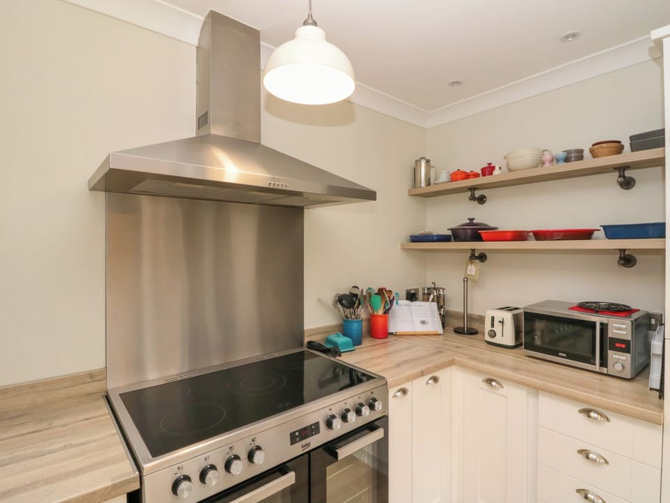 Fridge, microwave, dishwasher, cookware/dishes/utensils