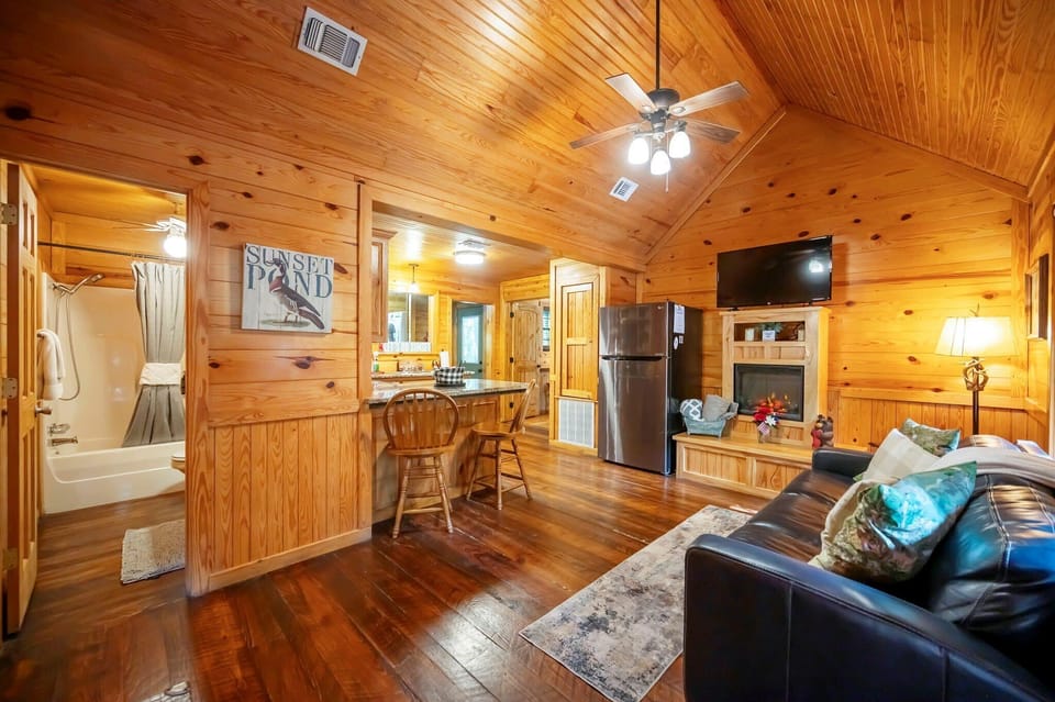 Cabin, Multiple Beds, Hot Tub (Sunset Ridge) | Living area | 42-inch flat-screen TV with digital channels, fireplace