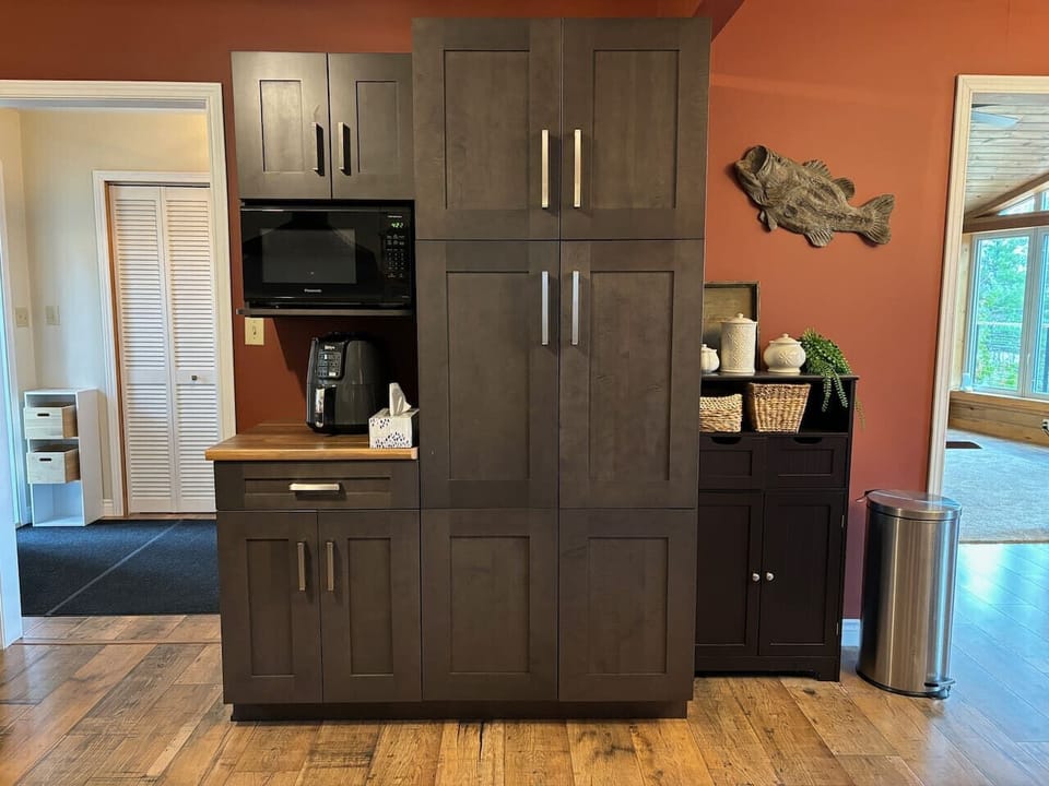 Fully equipped kitchen with modern appliances, ready for your culinary adventures! Enjoy preparing meals in this stylish space.