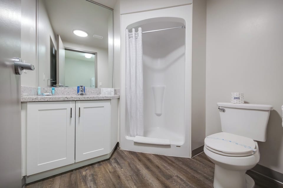 Standard Double Room, 2 Bedrooms | Bathroom | Shower, free toiletries, towels