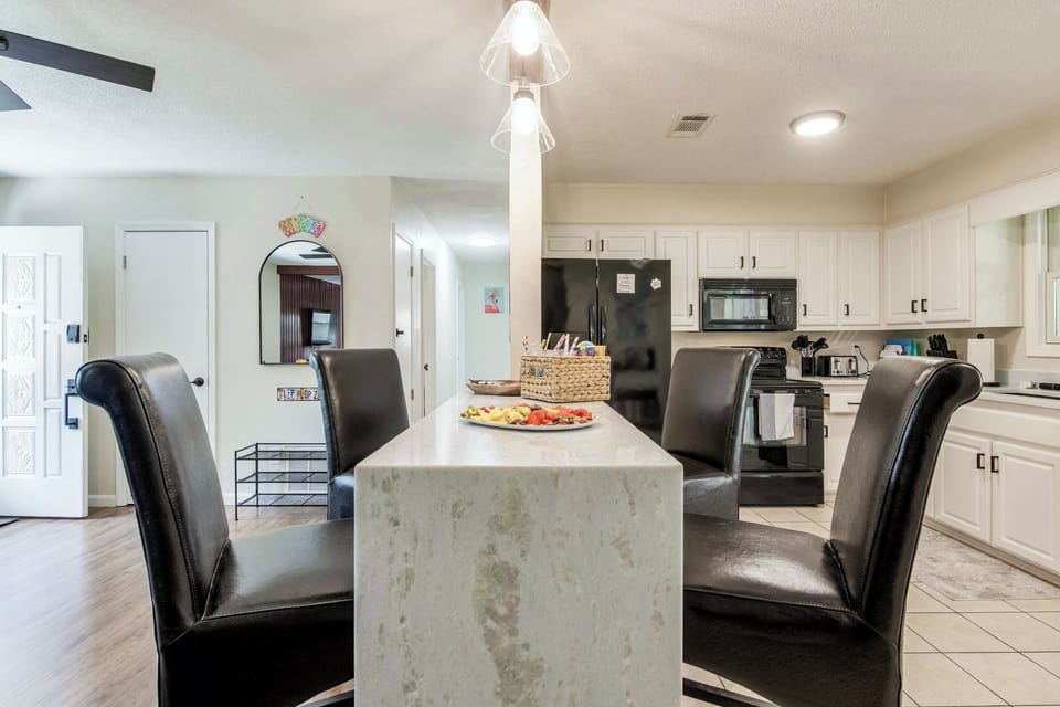 Kitchen Bar: Gather around the sleek quartz island, perfect for meals and laughter!