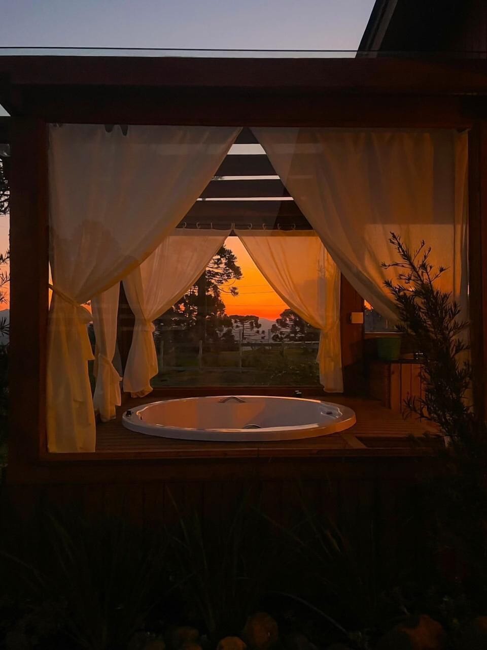 Outdoor spa tub