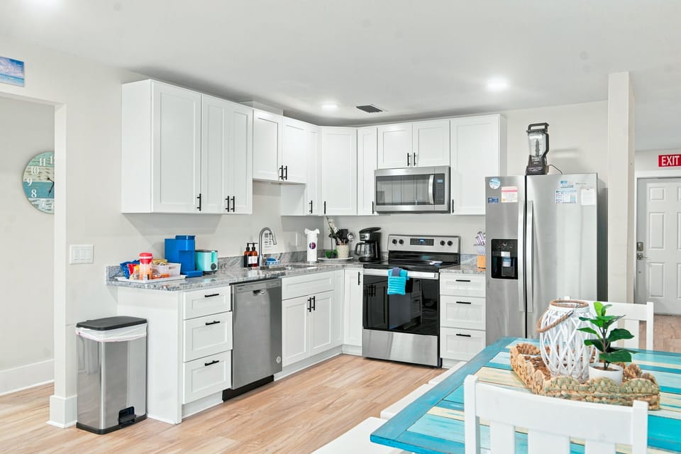 Newly remodeled large fully equipped kitchen