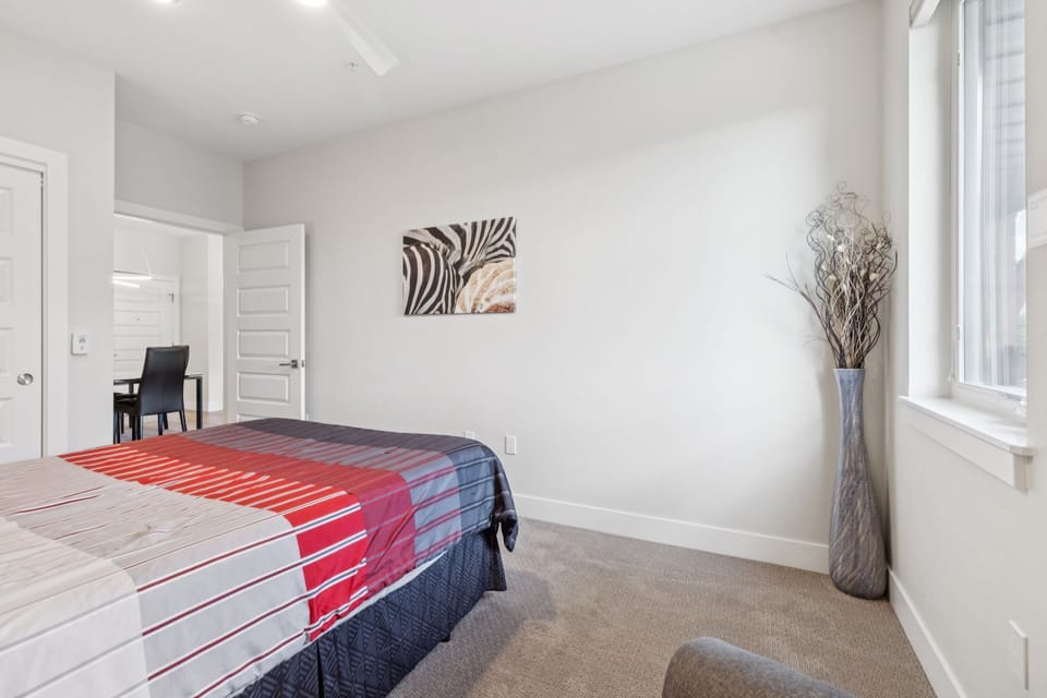 2nd bedroom with queen bed.