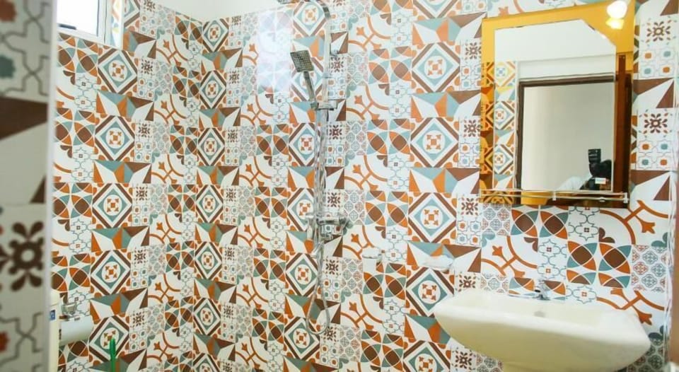 Deluxe Double Room | Bathroom | Shower, hair dryer, slippers, bidet