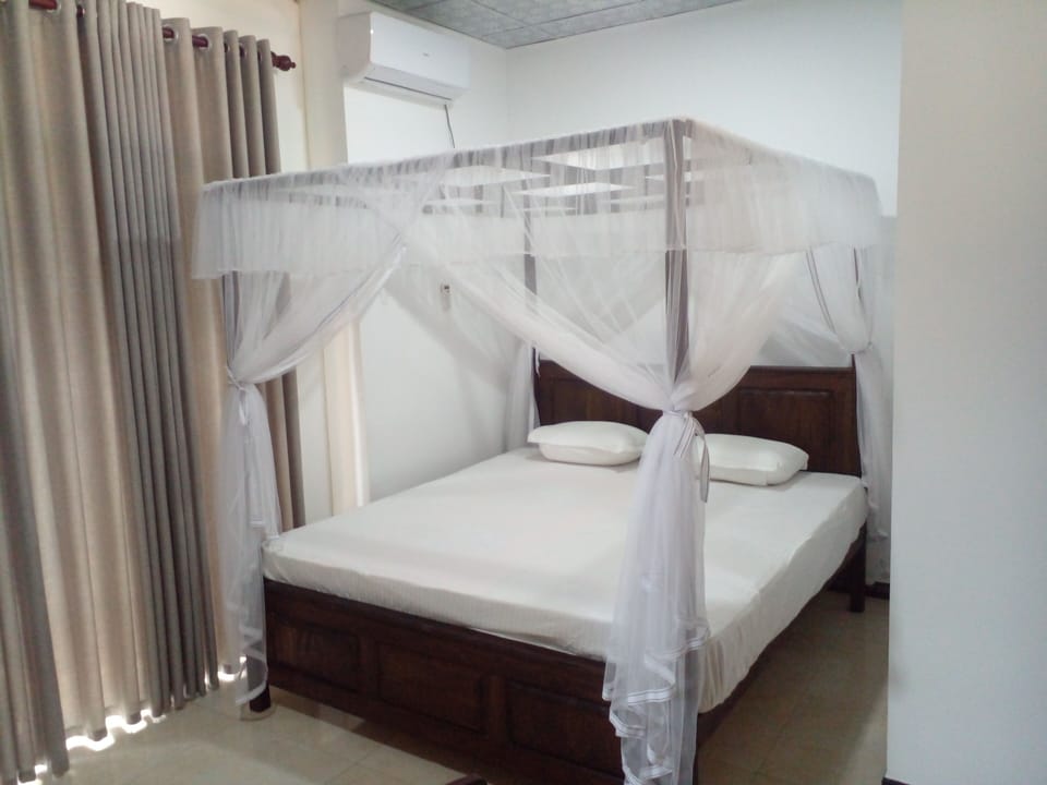 Deluxe Double Room | Hypo-allergenic bedding, in-room safe, desk, laptop workspace