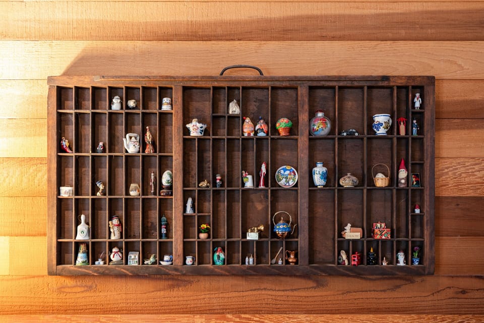 - Unique wall-mounted wooden display with collectibles  
- Charming décor adds character to the mountain home  
- Handpicked details highlight rustic alpine atmosphere