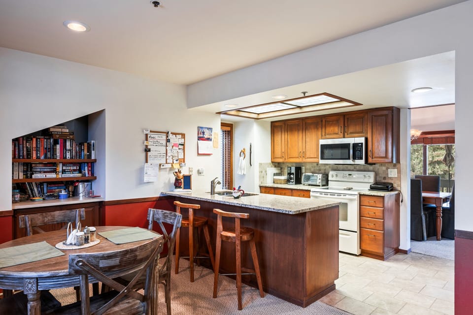 - Cook in a fully equipped kitchen with modern appliances  
- Granite countertops and wood cabinetry add rustic charm  
- Cozy breakfast bar and dining nook perfect for shared meals