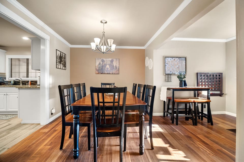 Seating for 8 at the dining table, and seating for 2 more at the nook