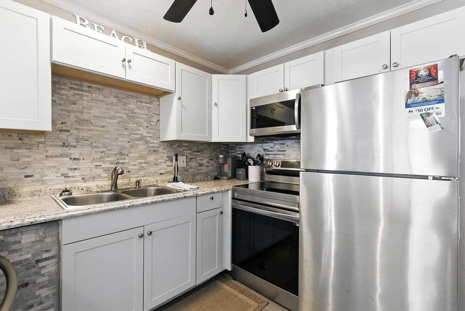 Main-Level Kitchen with Bar (seats 2)
