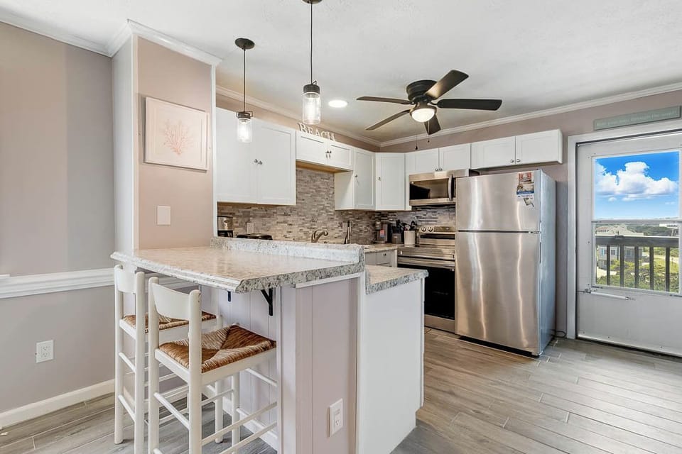 Main-Level Kitchen with Bar (seats 2)