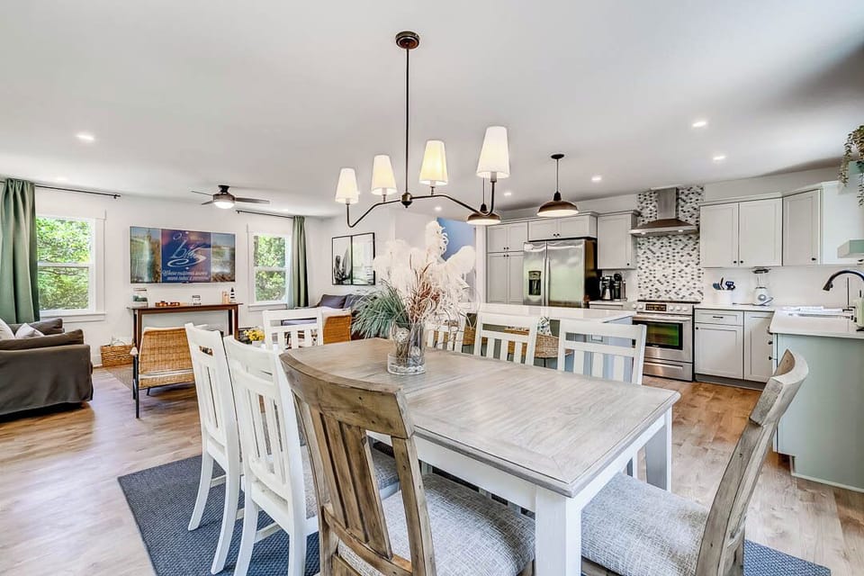 Mid-Level Dining Room with Table (seats 8)