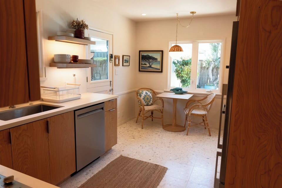 Kitchen eat-in table