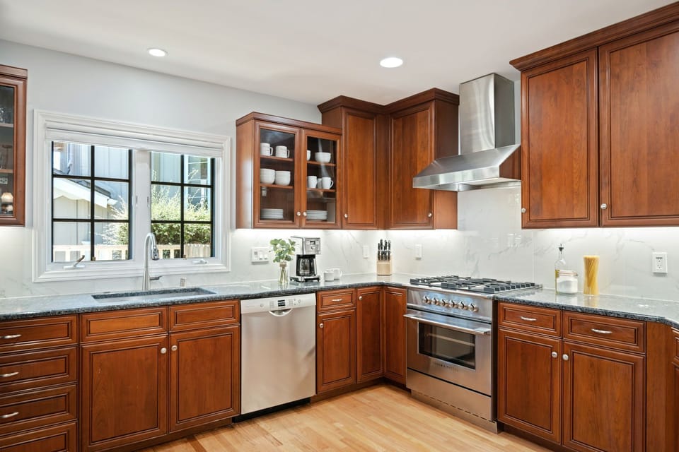 Spacious kitchen, fully equipped with appliances and cooking accessories.