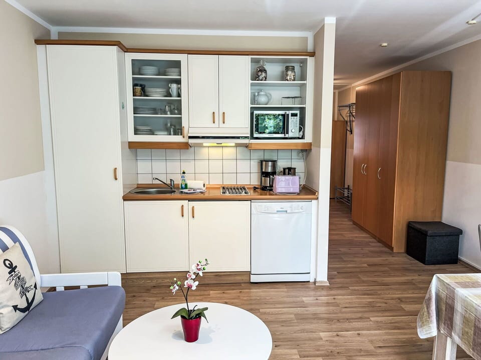 Mixed-Use, Sash Window, Balcony