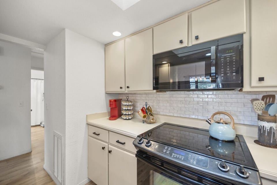 Well stocked kitchen with brand new range and oven