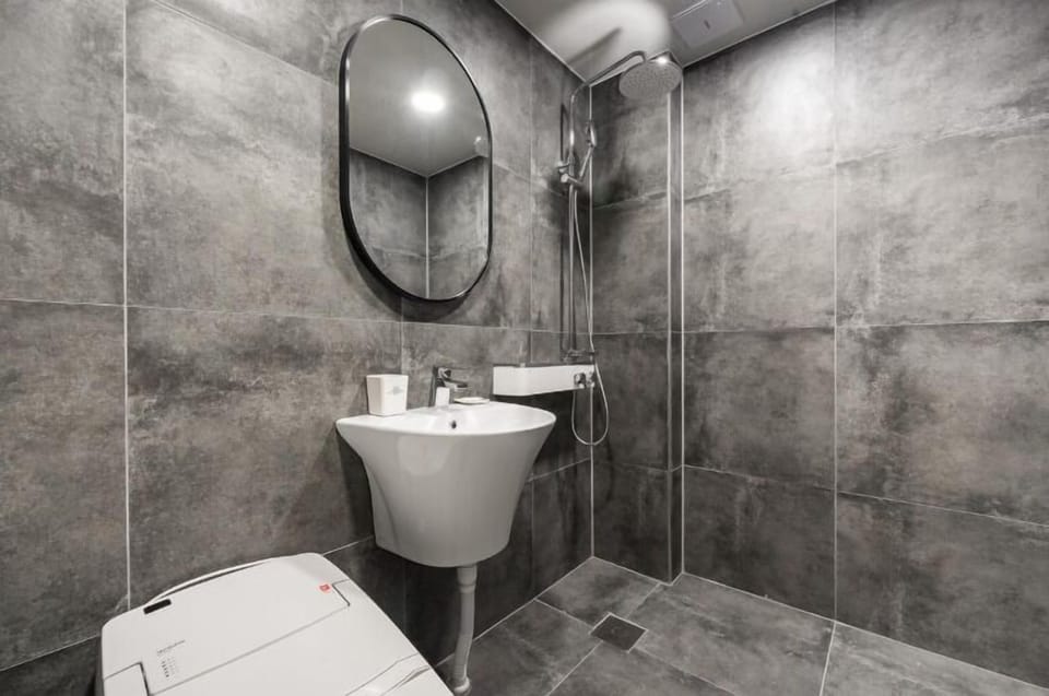 Deluxe Double Room | Bathroom | Shower, free toiletries, hair dryer, bathrobes
