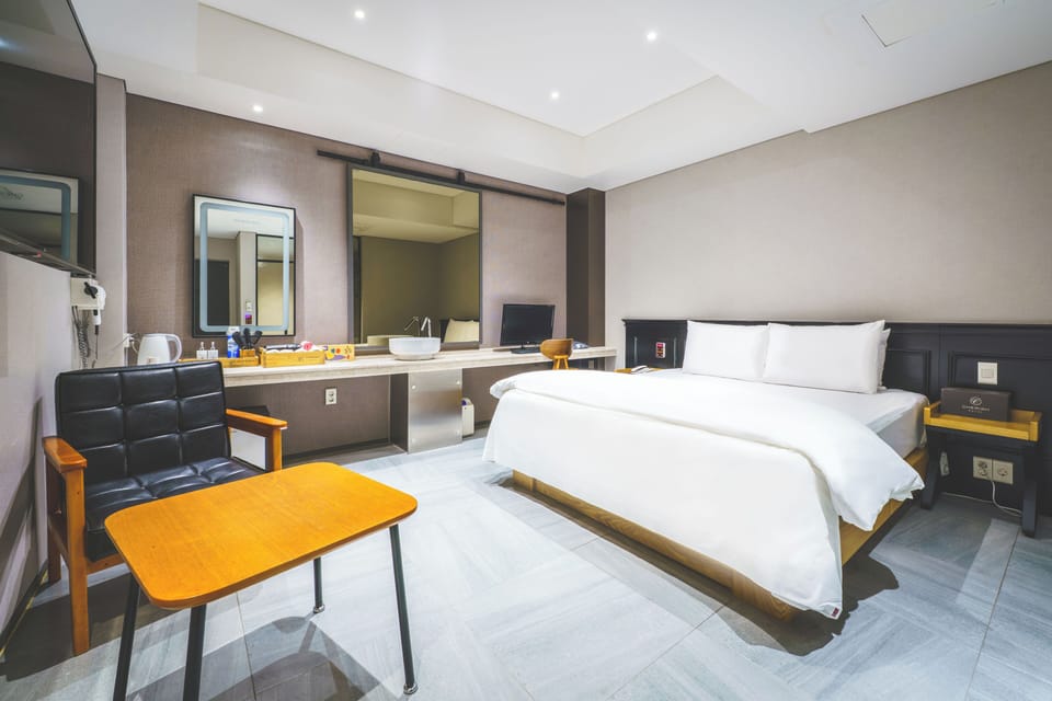 Double Room | Laptop workspace, free WiFi