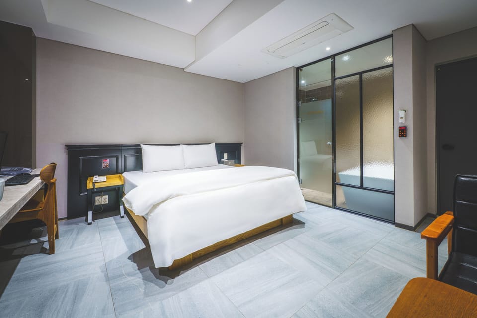 Double Room | Laptop workspace, free WiFi