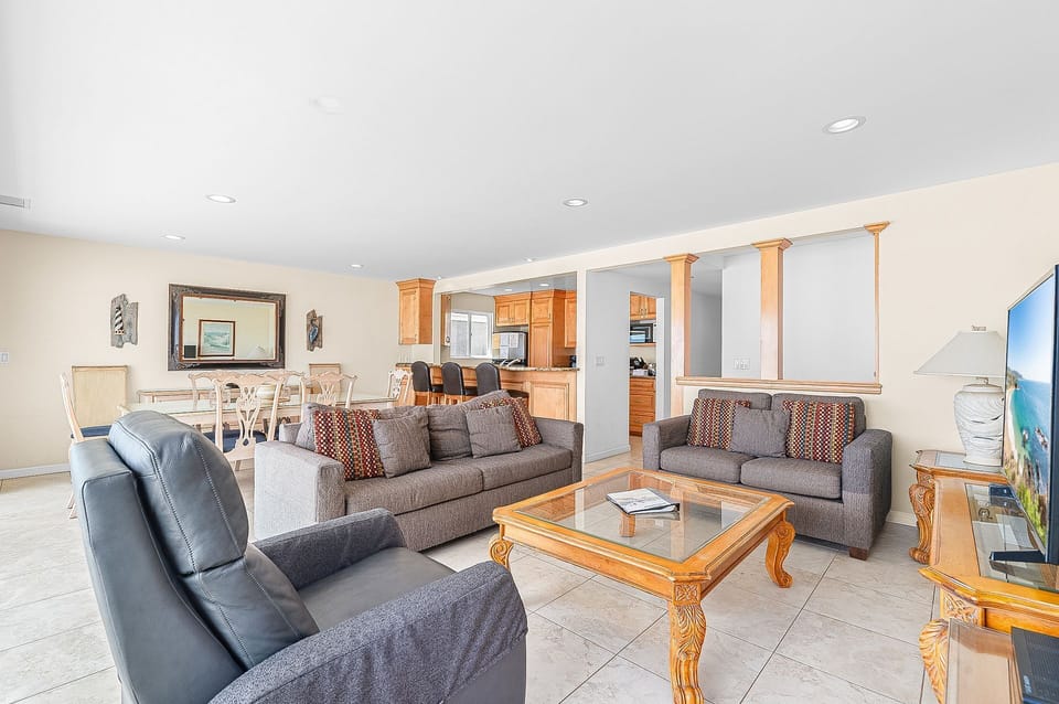 Enjoy seamless indoor-outdoor living by the ocean
                