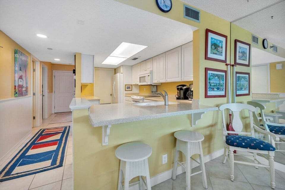 North Breakers 401 - Breakfast bar and kitchen