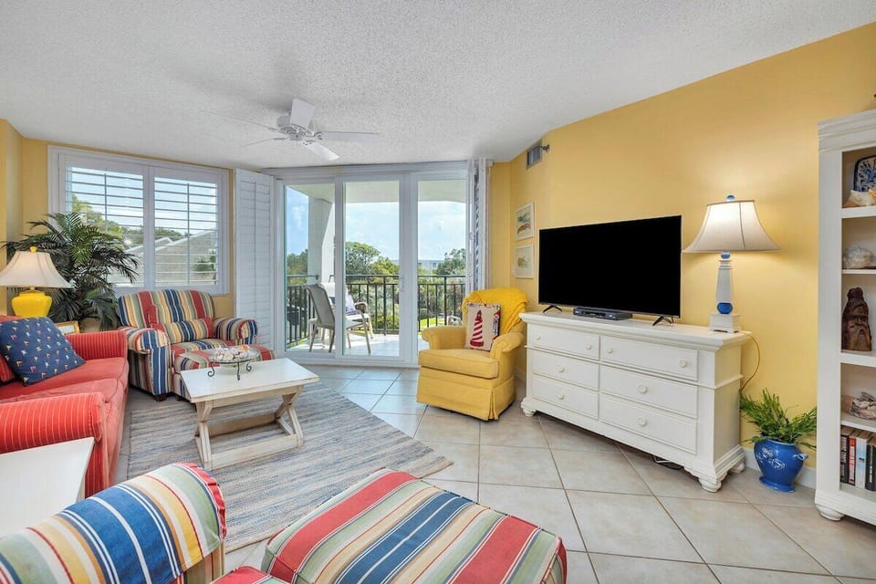 North Breakers 401 - Living room with patio access