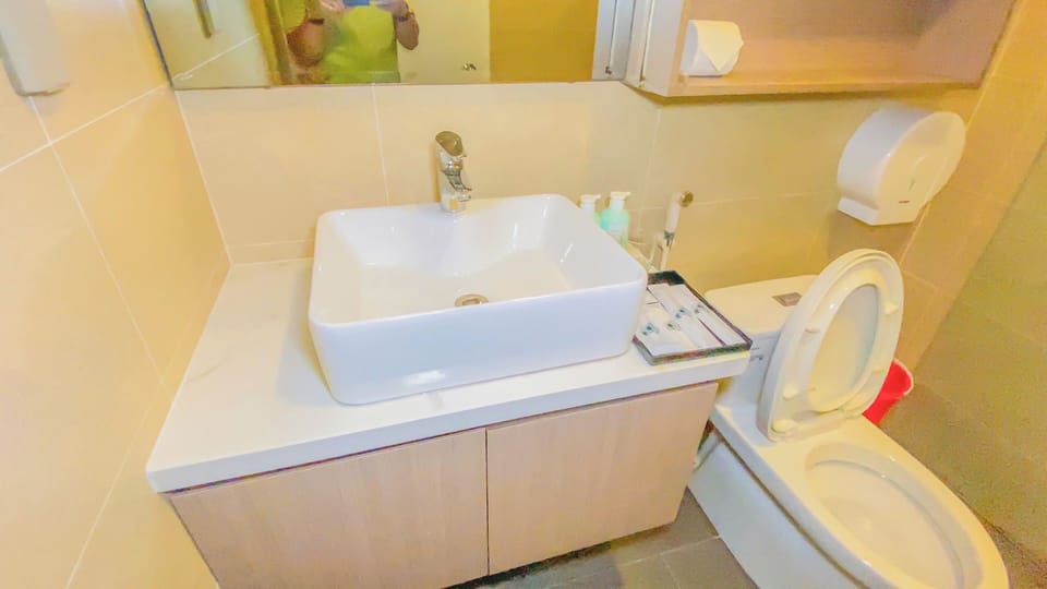 Deluxe Double Room, City View | Bathroom | Shower, hair dryer, slippers, towels