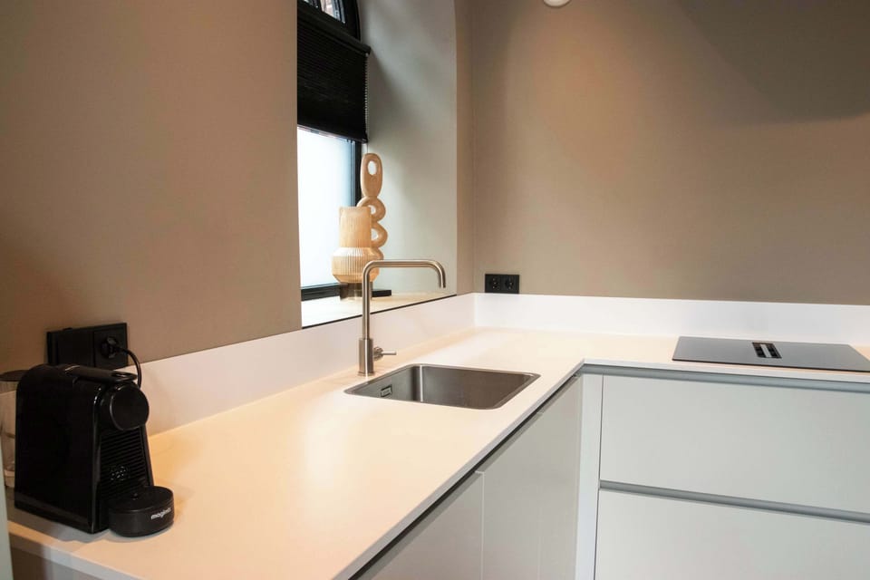Minimalist kitchen in calming beige
Clean lines and soft tones make this kitchen both functional and serene.