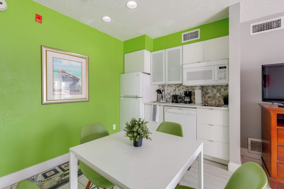 Dining Area | Dishware/Flatware