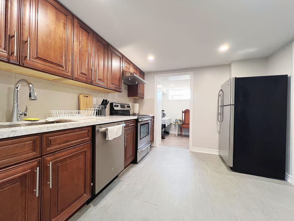 Coffee/tea maker, full-size fridge, microwave, oven