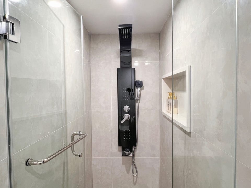 Classic Double Room, Private Bathroom | Bathroom | Shower, hydromassage showerhead, hair dryer, towels