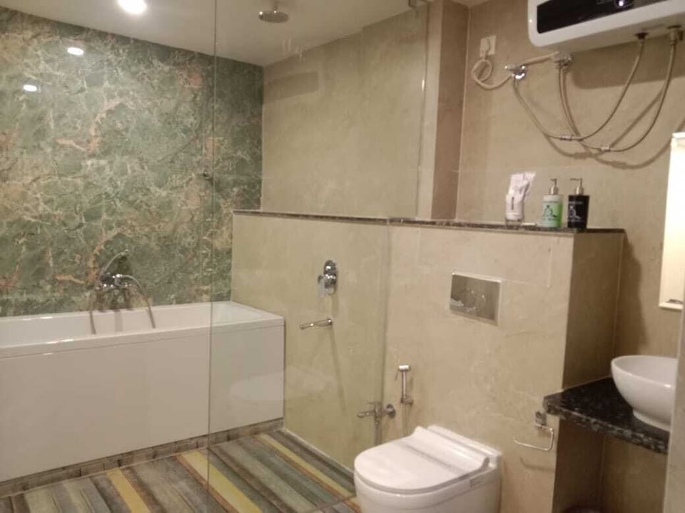 Suite | Bathroom | Free toiletries, hair dryer, towels, soap