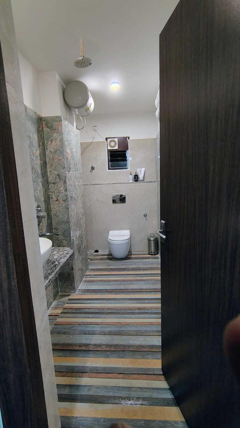 Deluxe Double Room | Bathroom | Free toiletries, hair dryer, towels, soap