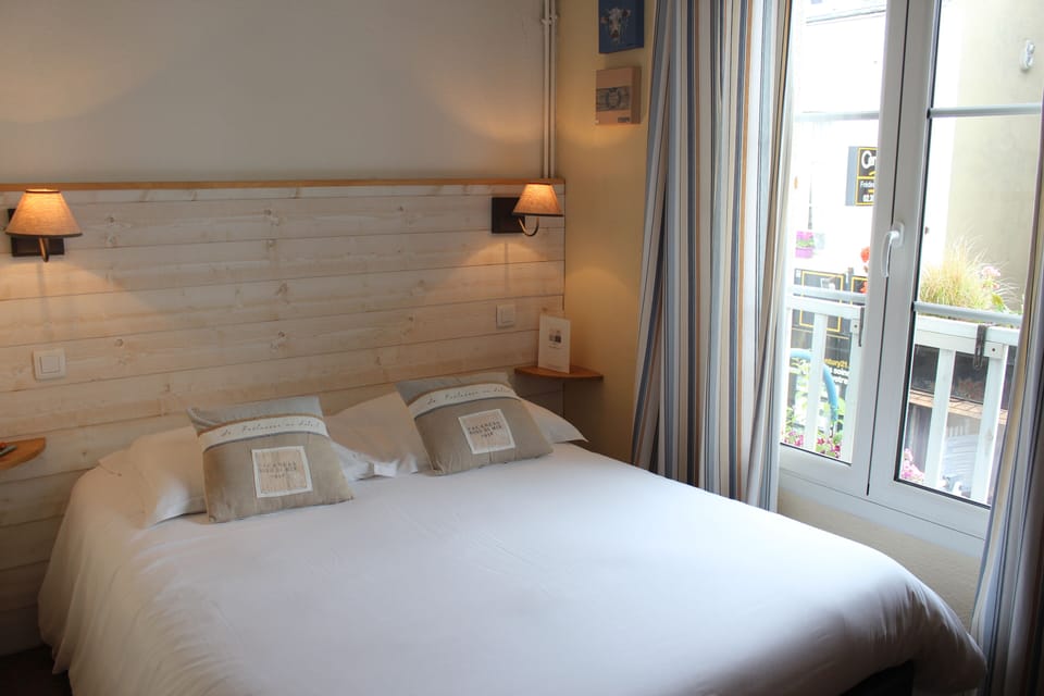 Standard Double Room | Free WiFi, bed sheets