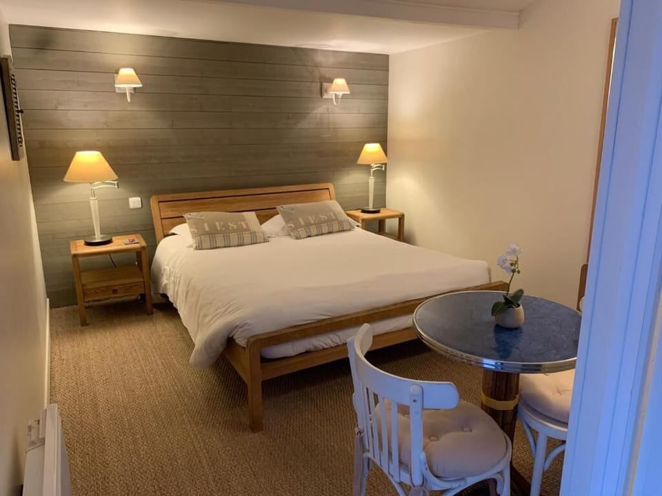 Double Room, 1 Double Bed, Courtyard View, Ground Floor | Free WiFi, bed sheets