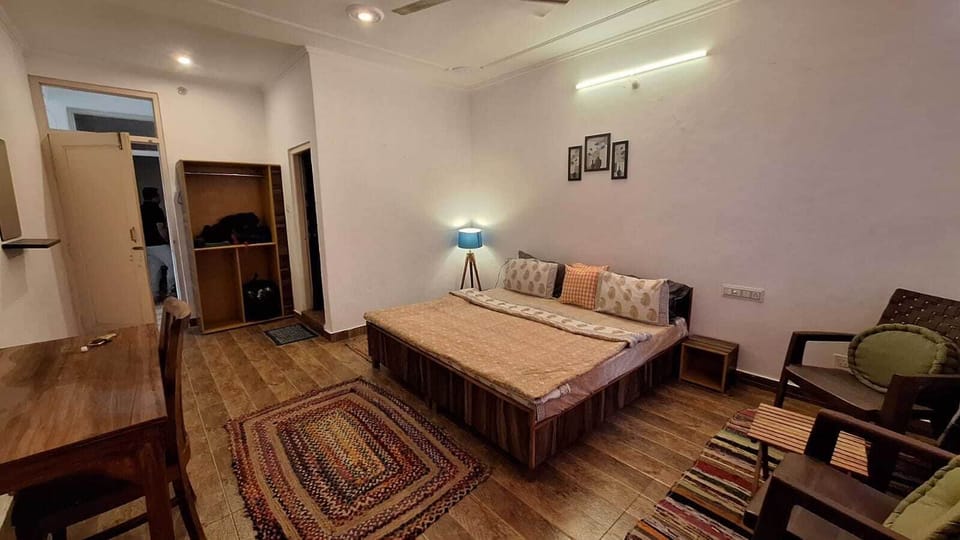 Deluxe Room | Iron/ironing board, free WiFi
