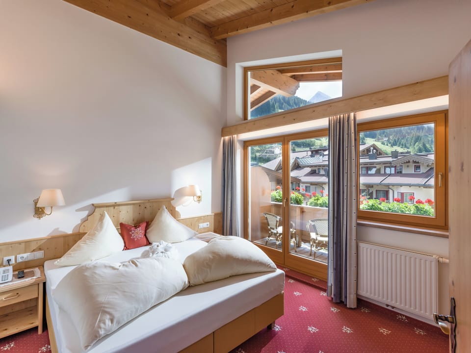 Comfort Suite, 2 Bedrooms, Non Smoking, Mountain View | Hypo-allergenic bedding, in-room safe, free WiFi, bed sheets