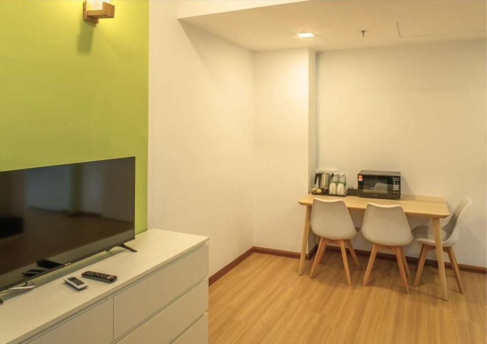 Deluxe Family Suite | Living area
