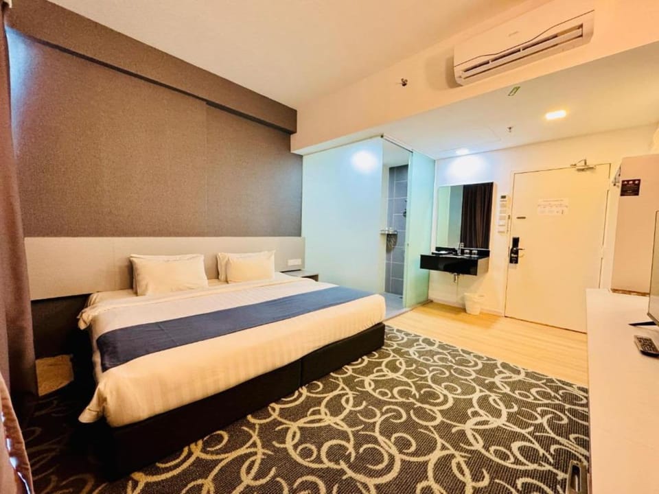 Deluxe King Room with Balcony | Desk, laptop workspace, iron/ironing board, free WiFi