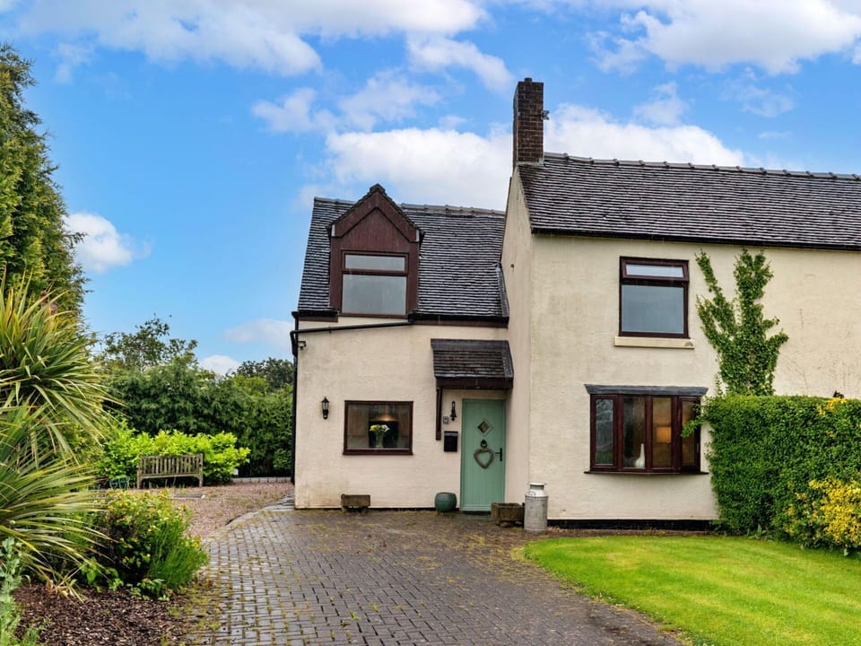 Window, House, Roof, Shrub, Cottage, Facade, Home, Residential Area, Door, Farmhouse