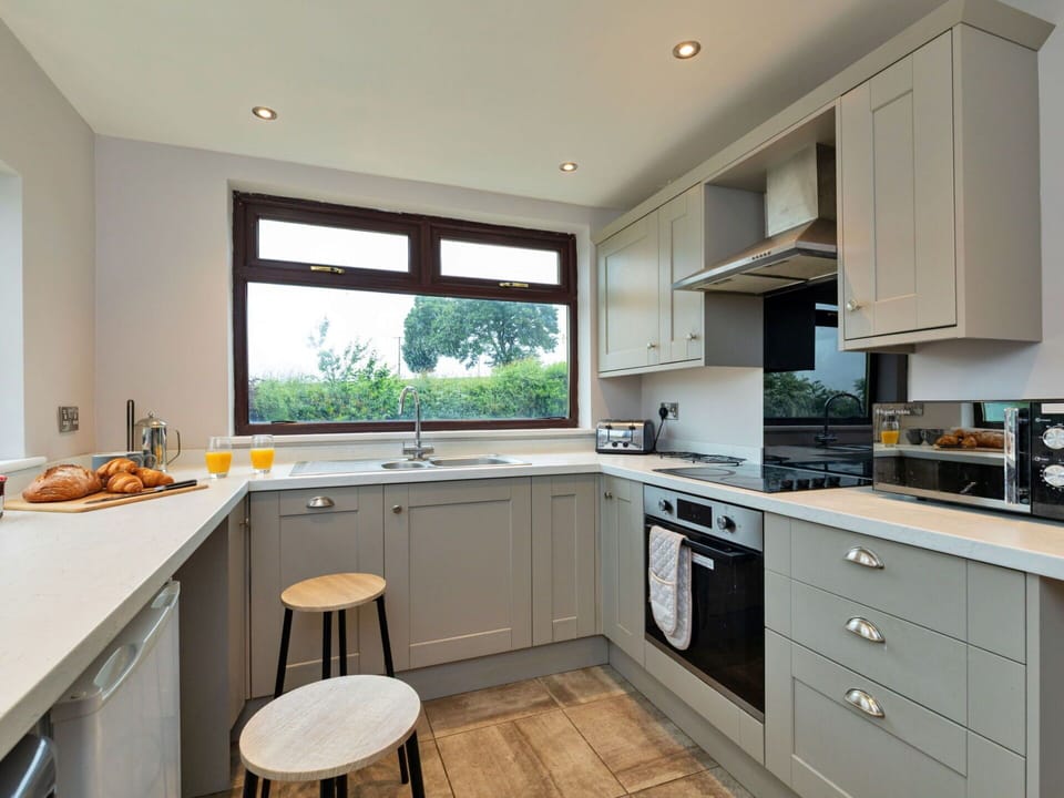 Kitchen Appliance, Kitchen, Interior Design, Countertop, Furniture, Cabinetry, Major Appliance, Flooring, Wood, Ceiling