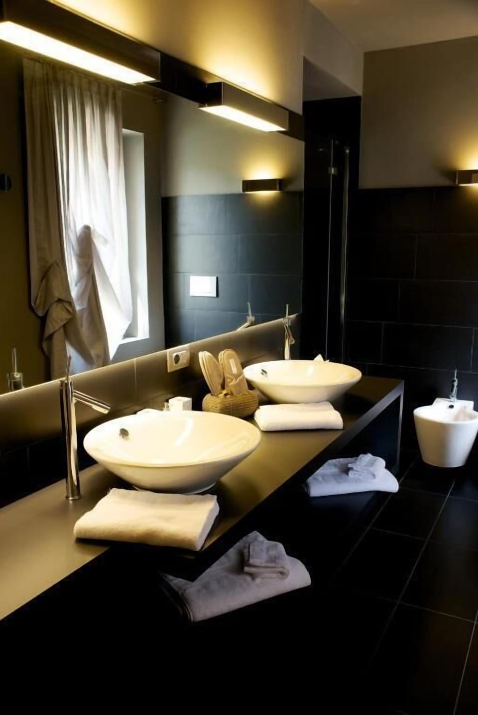 Suite Vista Castello | Bathroom | Hair dryer, slippers, towels, soap
