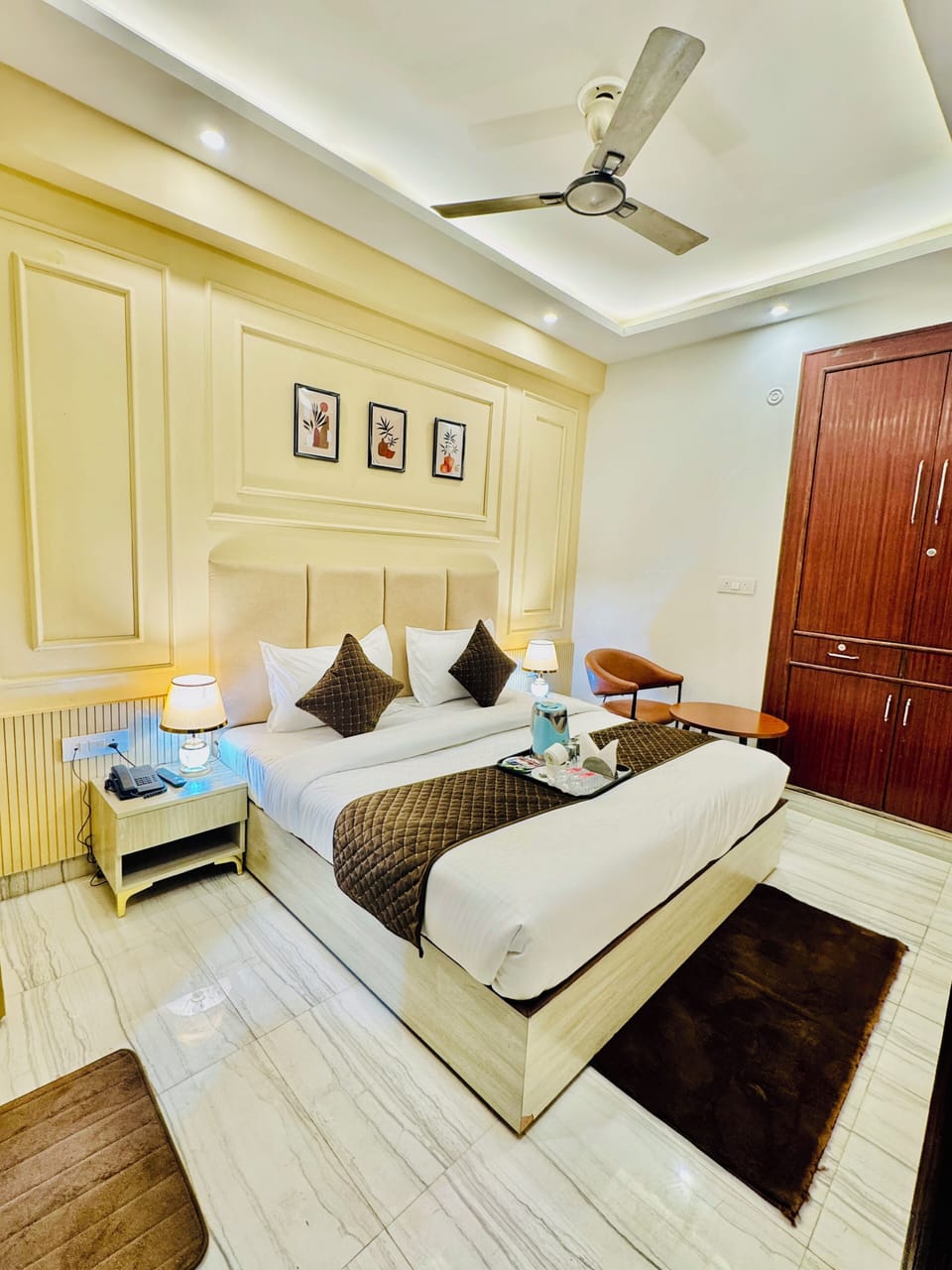 Memory foam beds, desk, free WiFi, bed sheets