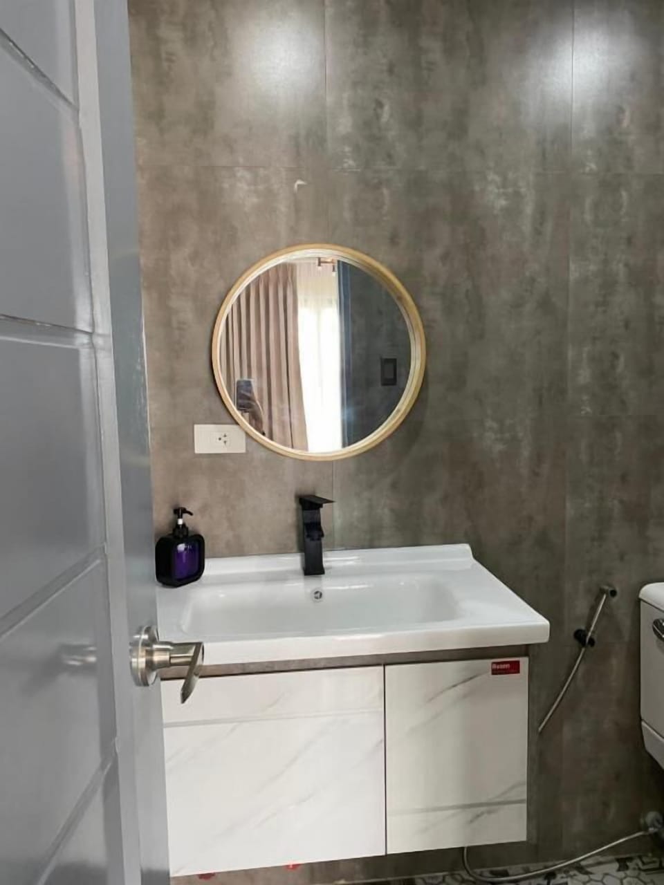 Shower, free toiletries, slippers, bidet