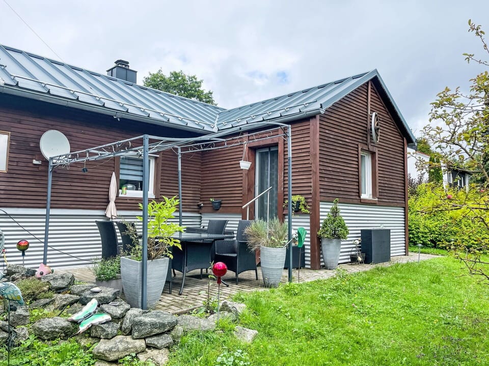 Building, House, Roof, Home, Shrub, Siding, Cottage, Architecture, Residential Area, Door