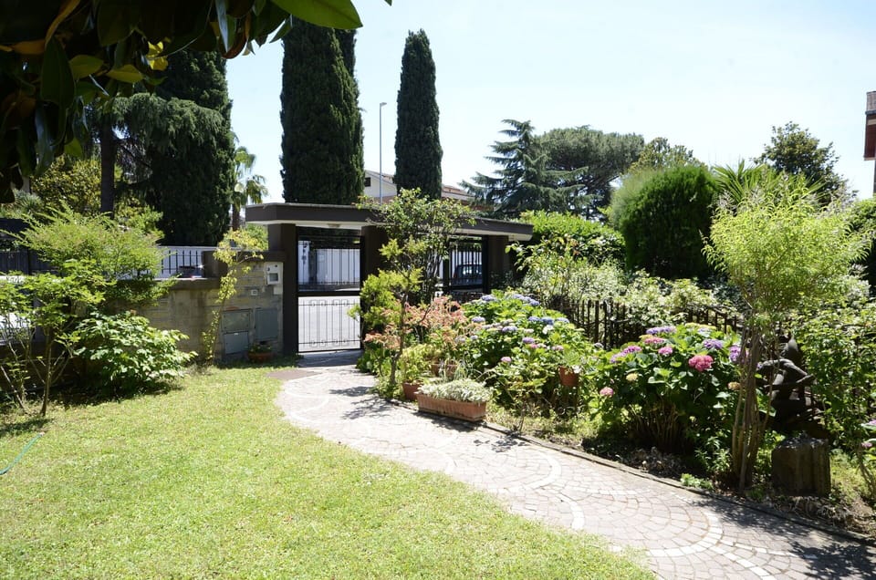 Building Exterior, Garden, Main Entrance