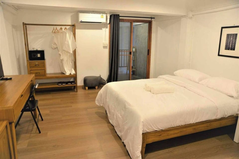 Standard Double Room | In-room safe, desk, laptop workspace, blackout drapes