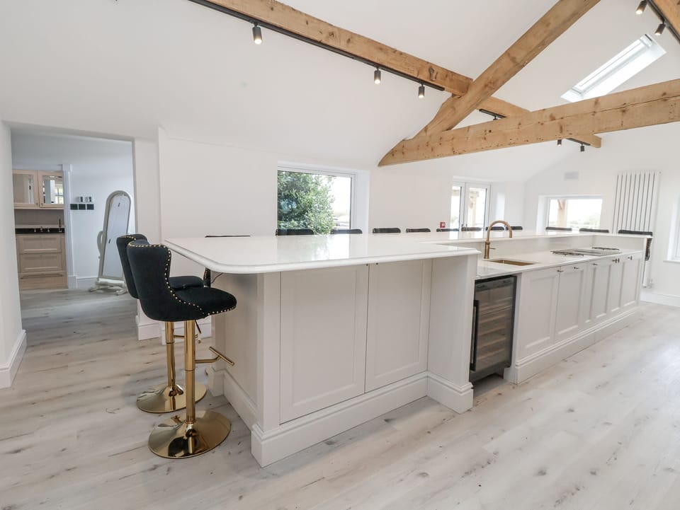 Cottage | Private kitchen | Dishwasher, cookware/dishes/utensils